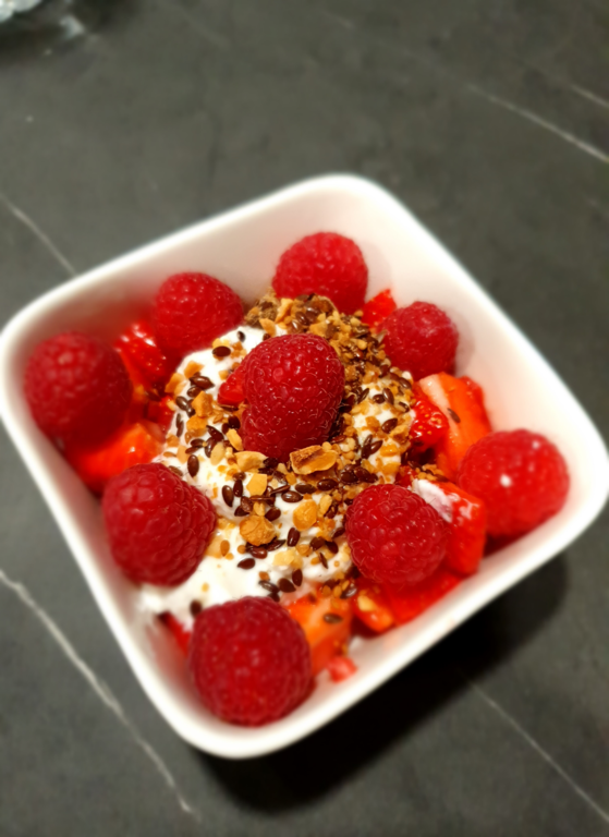 Fraises, framboises, fromage blanc & Dukkah’ lin