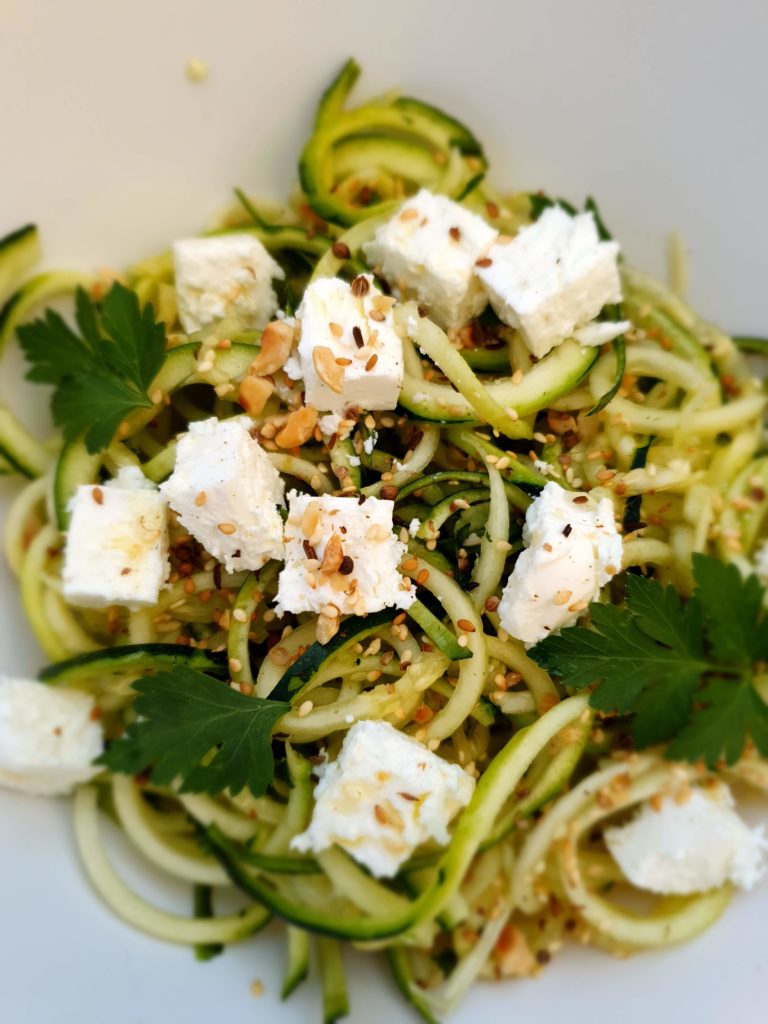 Dukkah, spaghettis de courgettes, feta