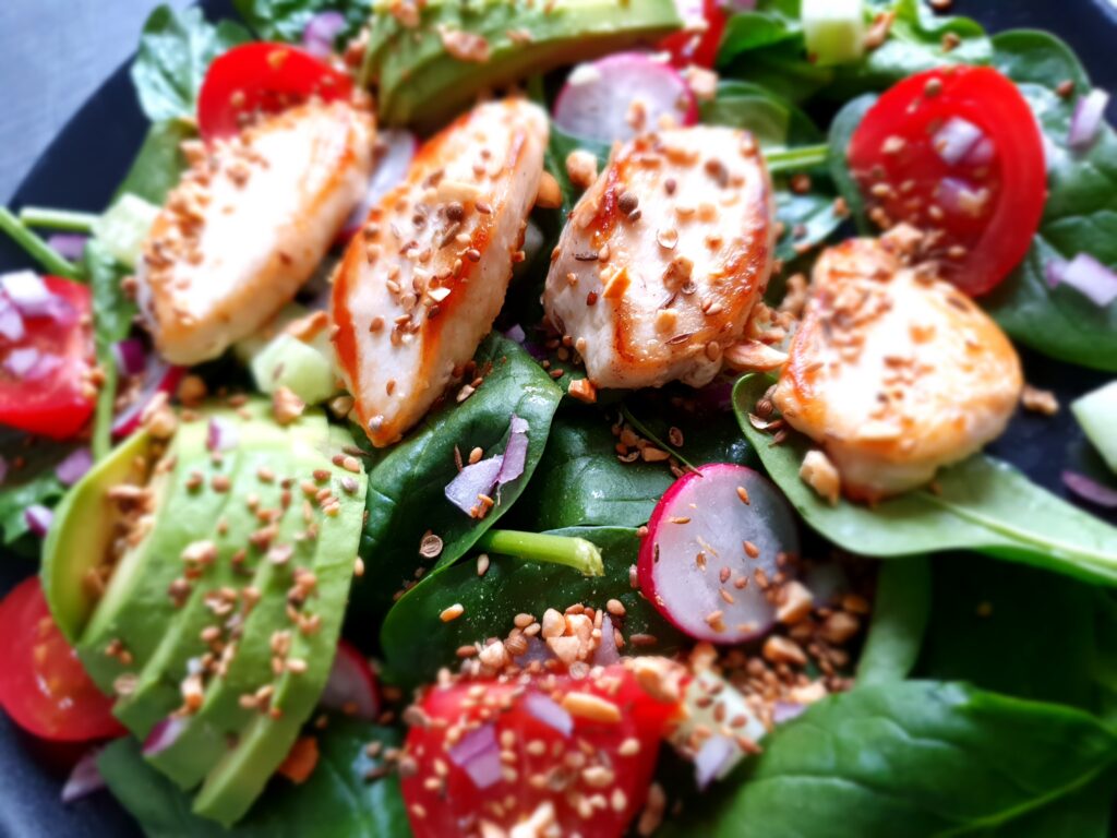 Poulet, pousses d’épinards, avocat & Dukkah